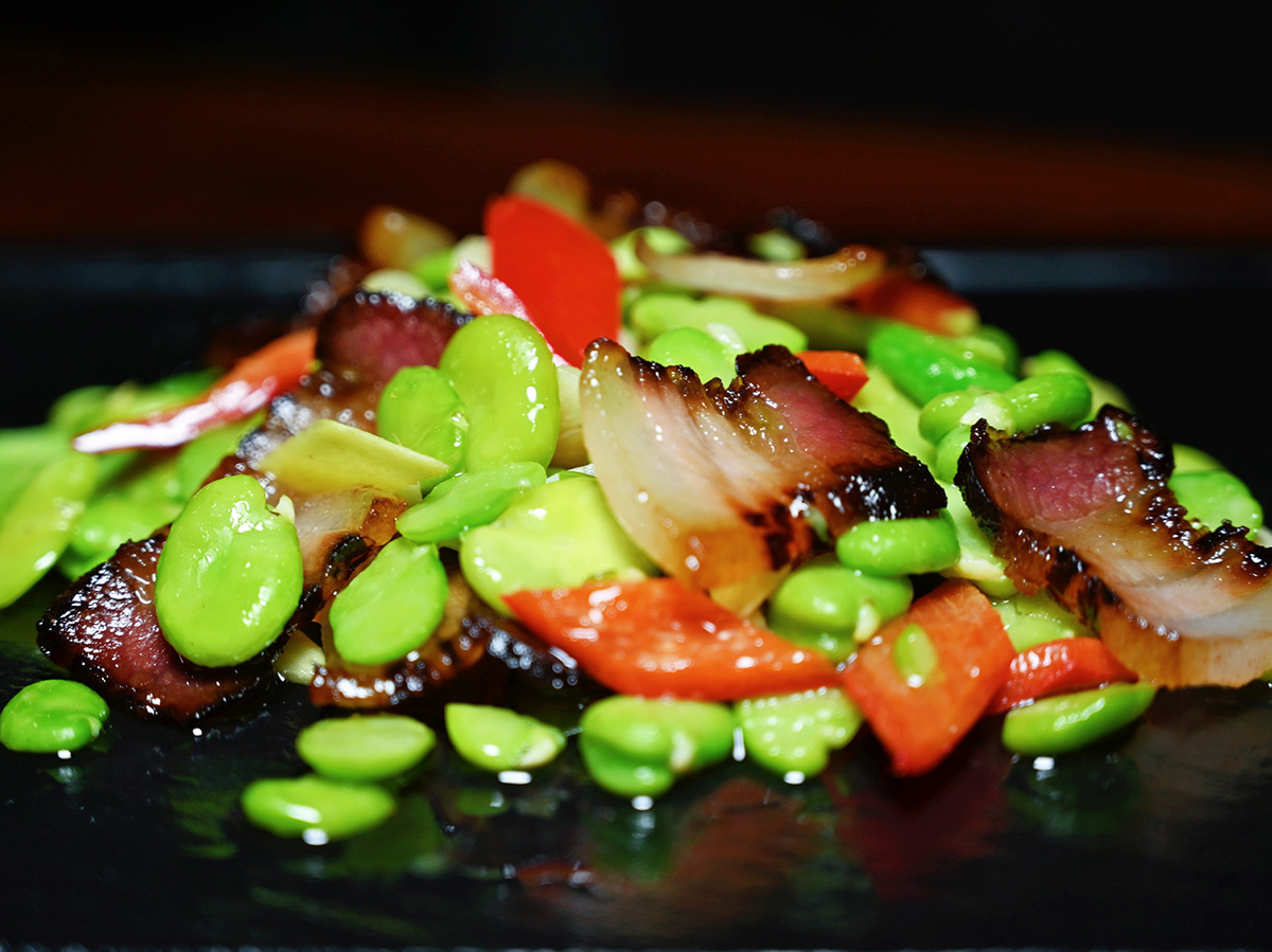 蚕豆炒酱香肉.jpg